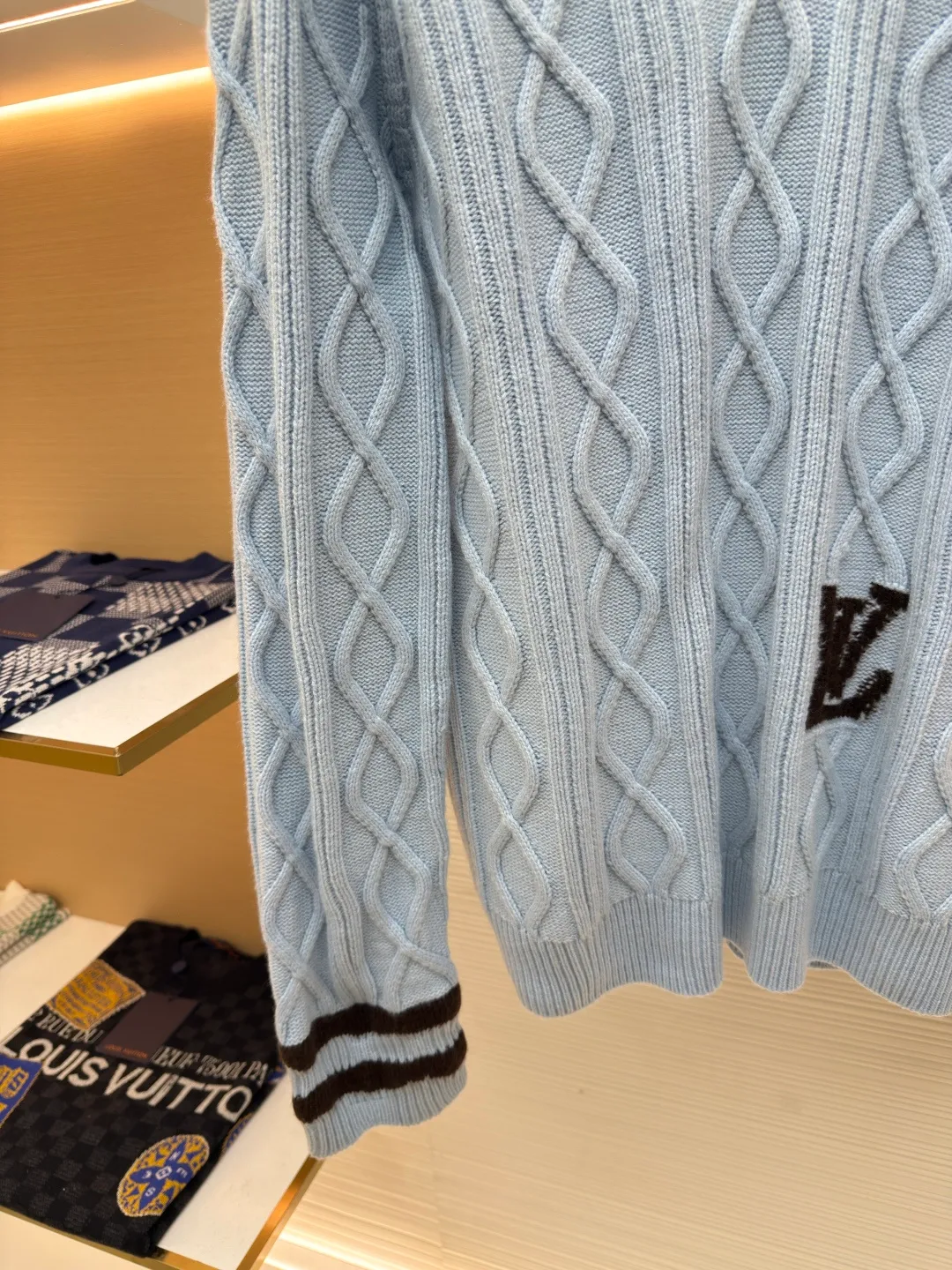 LOUIS VUITTON large V-neck cardigan with strokes ●Authentic product: Purchased and developed for 16600 ●Item number: 1680290-B55 ●Fabric: wool fabric ●Technology: knitting ●Version: fitted version ●Weight: about 705 grams ●Size: XS-S-M-L ●Description: 30 wool and 70% acrylic color. This style uses 7-needle Juxin machine to weave the piece. 9 yarn feeders are needed to hang the logo on the front. The whole piece needs to be moved to twist the rope. It is easy to explode holes at the intersection of the twisted rope. The whole piece is brown and part of the yarn is mohair. It takes a long time to adjust the machine. The stitches at the bottom of the sleeve clip are all edged, which increases the loom time and sewing time. Because the logo is hung with wool, the coffee-colored thread is clamped on the edge and needs to be drawn out. Moreover, due to the characteristics of mohair, the overall workmanship is very complicated. The embroidery is added with heat-capacitive glue and needs to be hot-glued to ensure quality. The checkerboard pattern needs to be positioned correctly, so it is faster. Each process of the entire garment is slow and time-consuming. The overall workmanship is very complicated. The embroidery is added with heat-capacitive glue and needs to be hot-glued to ensure quality. The checkerboard pattern needs to be positioned correctly. Therefore, the speed is relatively high, and each process of the entire garment is relatively slow and time-consuming. The overall wiring is straight and delicate. The fabric is comfortable and soft. The color is consistent and has no color difference. It can be matched with the same style to create a fashionable look and control various occasions. Customized accessories, complete with three standards, same style for men and women!